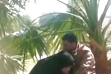 من سكسي تجنبي هناك يختلس النظر من الشرفة بتهمة الخيانة.