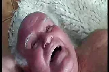 بينما سكسي مساج اجنبي كانت تسبح في المسبح ، تخيلت كيف سأضاجعها في الحمام