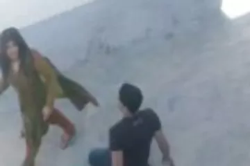 الروسية سكسي اجنبي xnxx العذراء لديها هزة الجماع في سراويل مبللة.