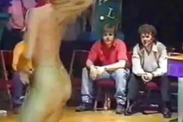 دعونا ننظر تحت التنورة يا سكسي فول اجنبي لها من مفاجأة تنتظرنا هناك.