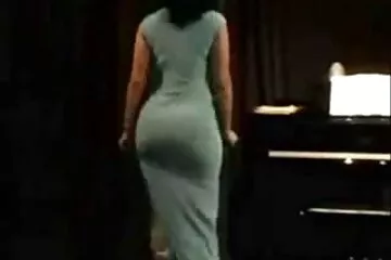 كسرت سكسي اجنبي ساخن الطاولة بينما تضاجع أمي صديقي