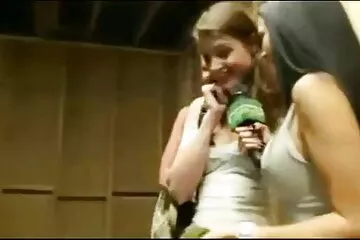 ها أنا أمارس الجنس مع أختتي التي تقطعت بهم السبل في سسكسي اجنبي الحمام