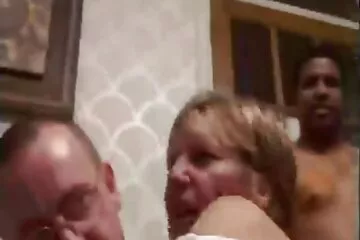 أعطيت السيارة لصديق وقمت بتسجيل الجنس على كاميرا خفية من المسجل. سكسي اجنبي جميل