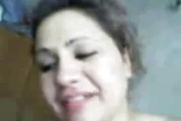 المشي على طول الشاطئ سكسي افلام اجنبية والمدينة بملابس السباحة الشفافة