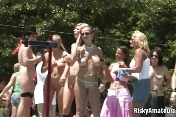 نحيلة مثير سكسي اجنبه سمراء يأخذ الديك في كس الرطب.